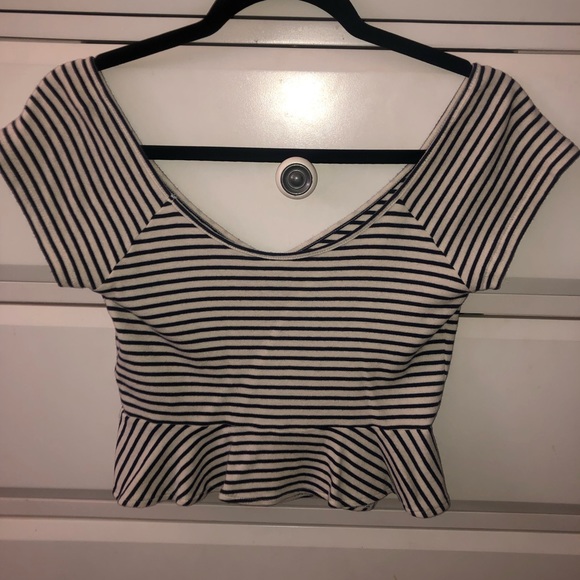 Cute AE crop top - Picture 2 of 2